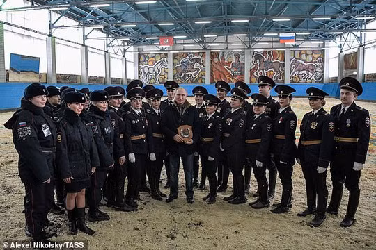 Ông Putin đầy nam tính giữa đoàn kỵ binh nữ - Ảnh 5.
