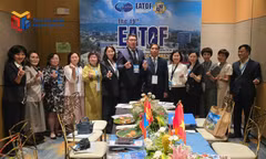 Đồng chí Vũ Văn Diện, Phó Chủ tịch Thường trực UBND thành phố Quảng Ninh, trao đổi với đại diện tỉnh Gangwon (Hàn Quốc)