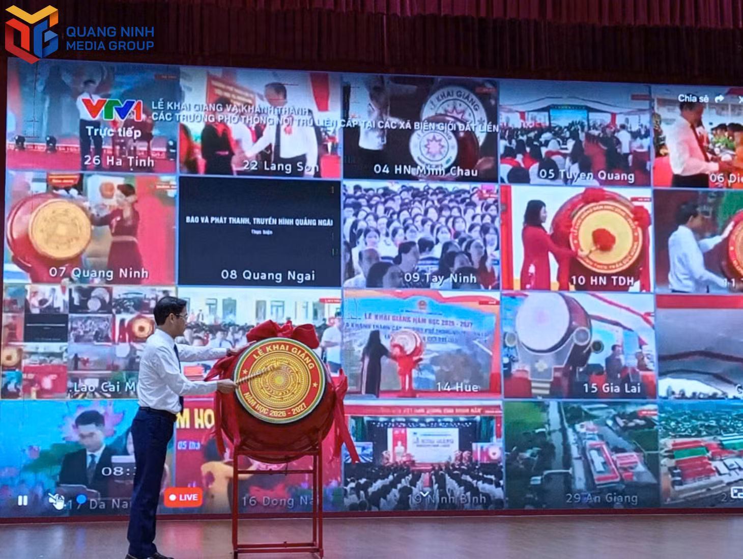 Hiệu trưởng Trường Cao đẳng Than - Khoáng sản Việt Nam gióng trống khai giảng năm học mới.