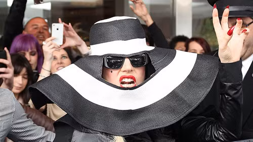 Lady GaGa làm khán giả kinh hãi, tức giận ảnh 2