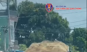 Từ phản ánh của người dân, CSGT Đắk Lắk xác minh xử lý xe tải chở hàng rời không có bạt che phủ