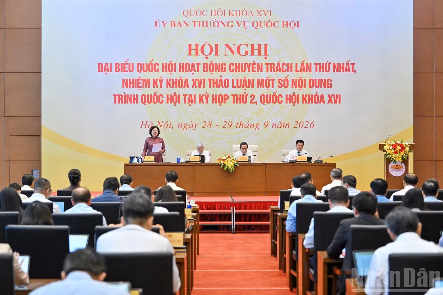 Phó Chủ tịch Quốc hội Nguyễn Thị Hồng điều hành phiên thảo luận về dự án Luật Phát triển doanh nghiệp nhỏ và vừa. (Ảnh: THỦY NGUYÊN)