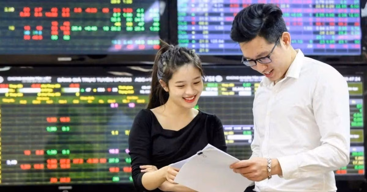 Nhà đầu tư theo dõi thị trường chứng khoán. (Ảnh: ĐĂNG ANH)