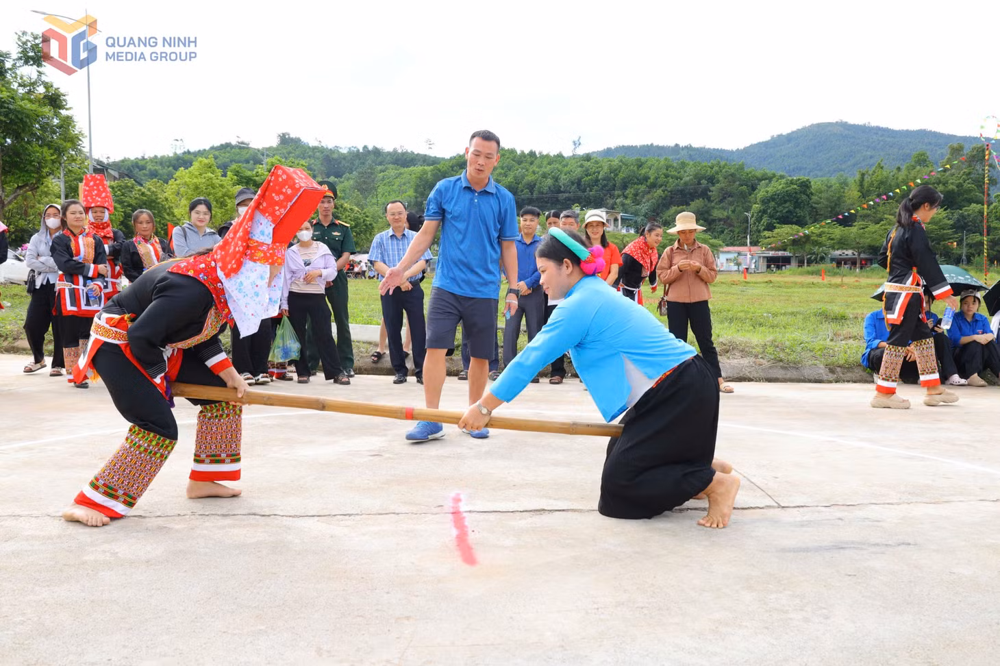 mon-day-gay-thu-hut-dong-dao-chi-e-phu-nu-nguoi-dan-toc-doi-hoi-co-suuc-khoe-va-suc-ben-tai-mon-thi-dau-nay-628.jpg