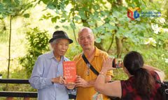 Một nhà văn tặng sách cho bạn đọc nhân chuyến thực tế sáng tác về Phật hoàng Trần Nhân Tông, tháng 8/2026.