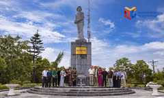 Kết nạp Đội dưới chân tượng đài Hà Quang Vóc.