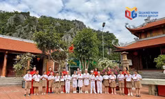 Giáo viên và học sinh dâng hương các liệt sĩ hy sinh tại Vũng Đục.