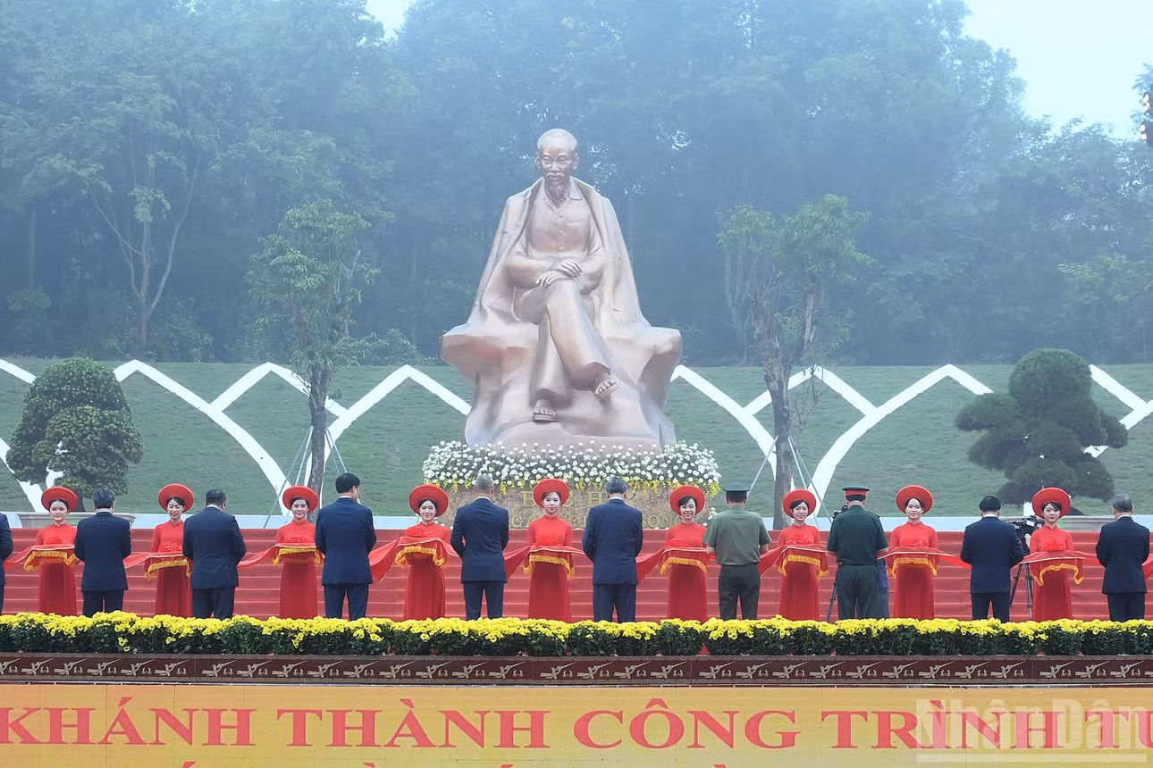 Tổng Bí thư, Chủ tịch nước Tô Lâm và các đồng chí lãnh đạo Đảng, Nhà nước thực hiện nghi thức khánh thành Tượng đài “Bác Hồ với ngày hội non sông”. (Ảnh: ĐĂNG KHOA)
