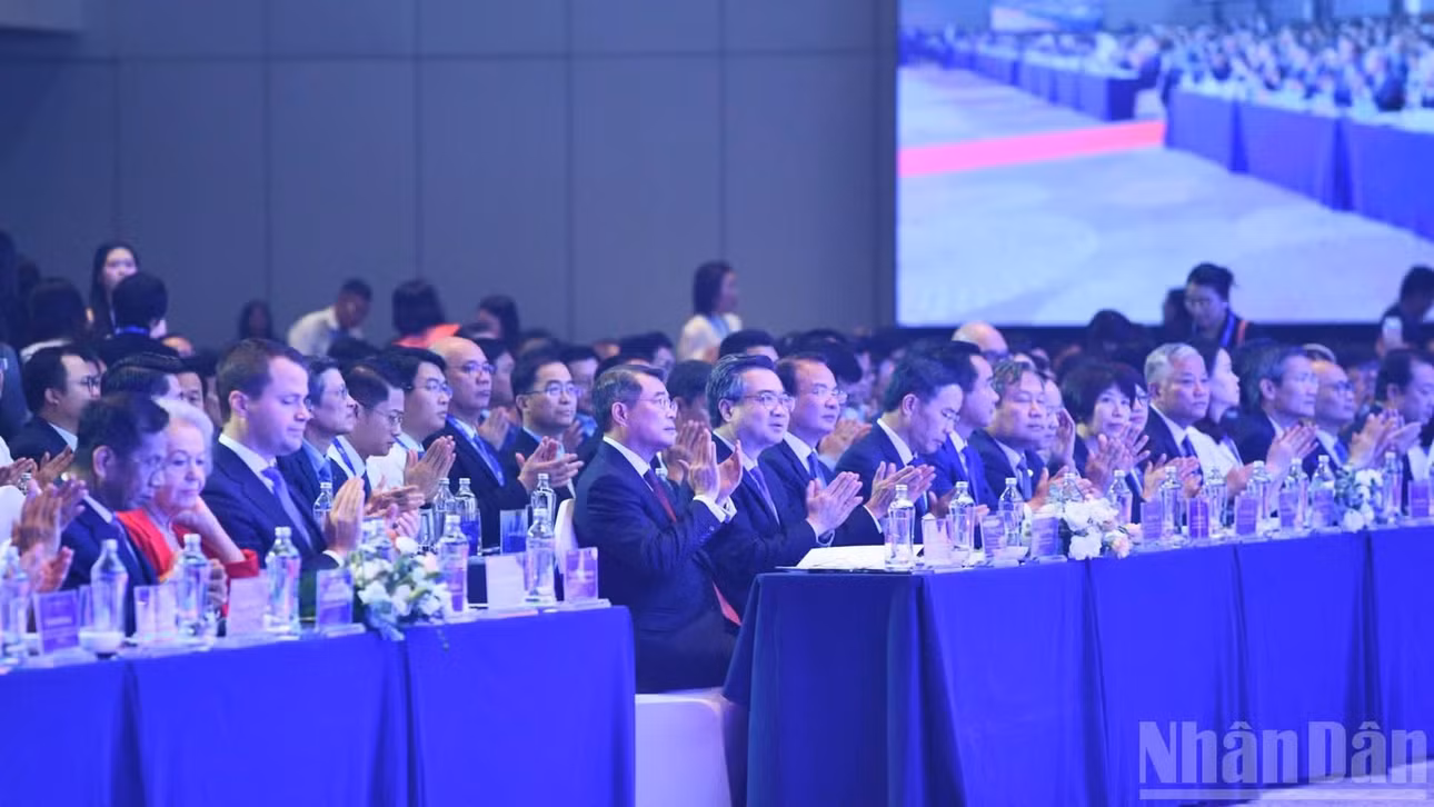 Thủ tướng Lê Minh Hưng cùng các đồng chí lãnh đạo, các đại biểu tham dự Diễn đàn. (Ảnh: THANH GIANG)