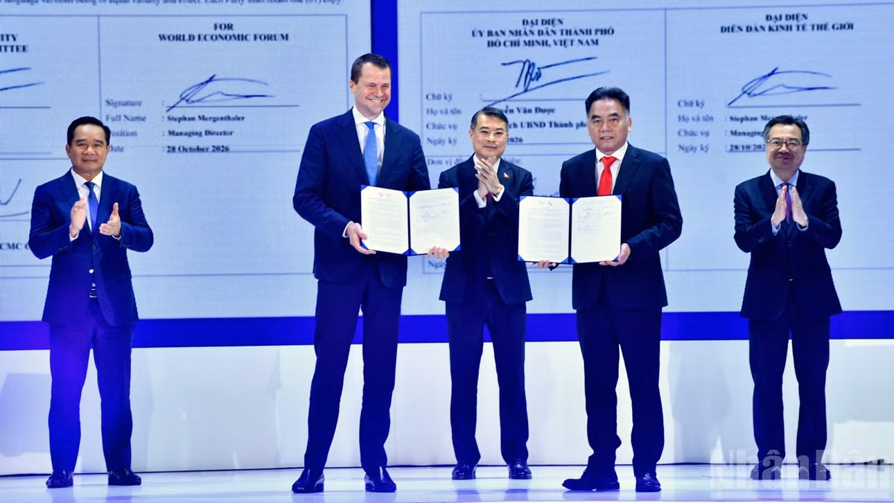 Thủ tướng Chính phủ Lê Minh Hưng chứng kiến lễ trao thỏa thuận hợp tác giữa Ủy ban nhân dân Thành phố Hồ Chí Minh với Diễn đàn Kinh tế Thế giới (WEF). (Ảnh: THANH GIANG)