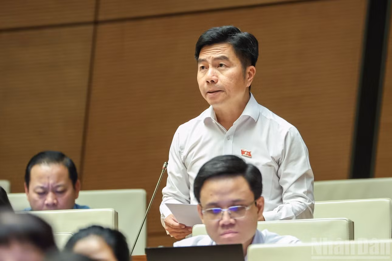 Đại biểu Võ Hoàng Ngân (Đoàn Thành phố Hồ Chí Minh) phát biểu tại hội trường. (Ảnh: DUY LINH)