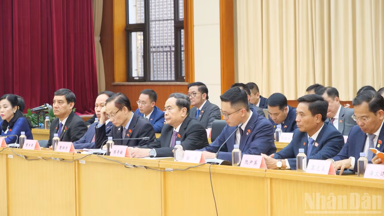 Chủ tịch Quốc hội Trần Thanh Mẫn và Đoàn đại biểu cấp cao Việt Nam tham dự buổi tọa đàm.