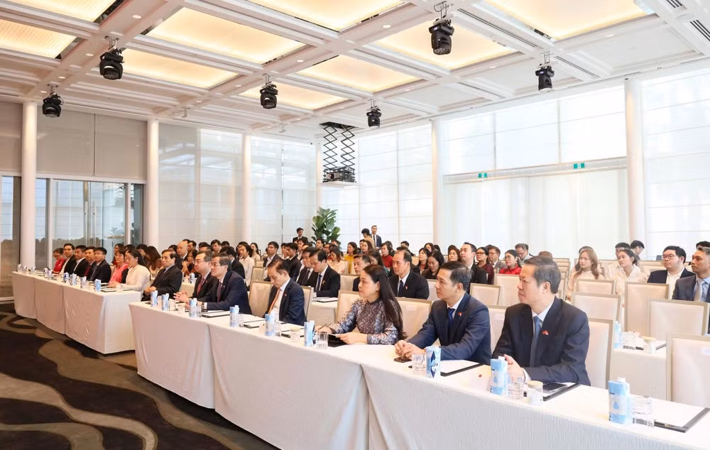 Đông đảo bà con kiều bào và cán bộ Đại sứ quán tham dự buổi gặp gỡ.
