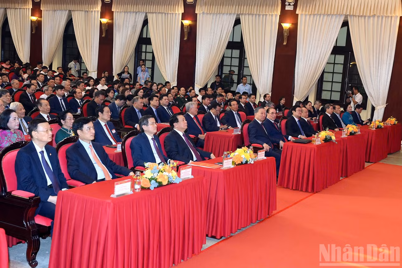 Tổng Bí thư, Chủ tịch nước Tô Lâm và các đồng chí lãnh đạo, nguyên lãnh đạo Đảng, Nhà nước dự Lễ kỷ niệm 30 năm Ngày thành lập Hội đồng Lý luận Trung ương và đón nhận Huân chương Hồ Chí Minh. (Ảnh: ĐĂNG KHOA)