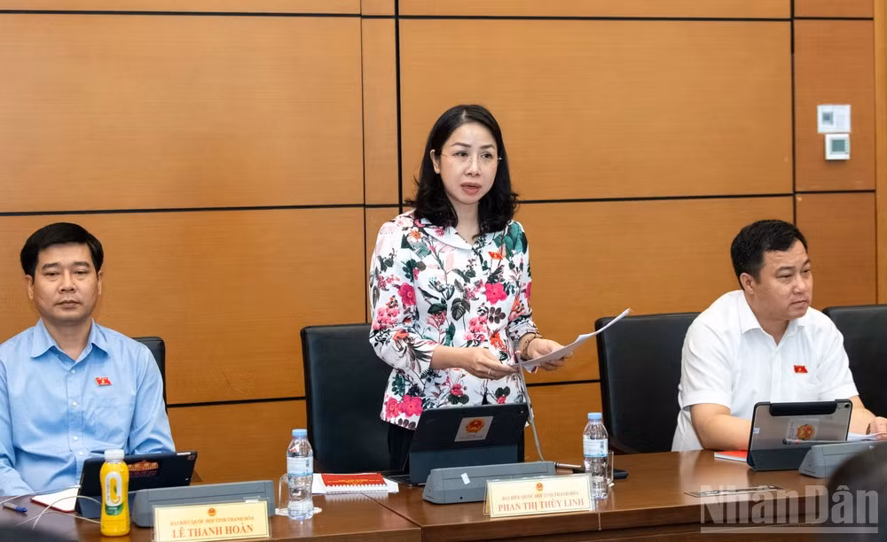 Đại biểu Phan Thị Thùy Linh (Đoàn Thanh Hóa) phát biểu tại tổ. (Ảnh: THỦY NGUYÊN)