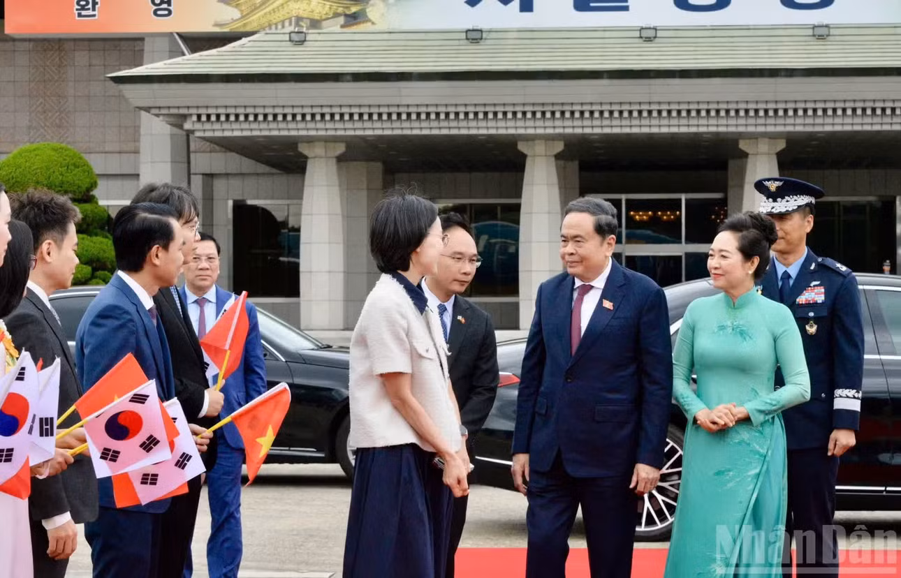 Chủ tịch Quốc hội Trần Thanh Mẫn và Phu nhân Nguyễn Thị Thanh Nga cùng Đoàn đại biểu cấp cao Việt Nam rời thủ đô Seoul, kết thúc tốt đẹp chuyến thăm chính thức Hàn Quốc, lên đường thăm chính thức Mông Cổ. (Ảnh: VĂN CHÚC VÀ CTV)