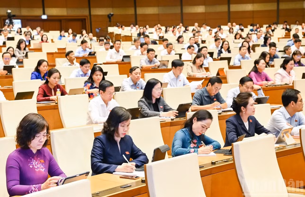Quốc hội thảo luận tại hội trường chiều 30/10.