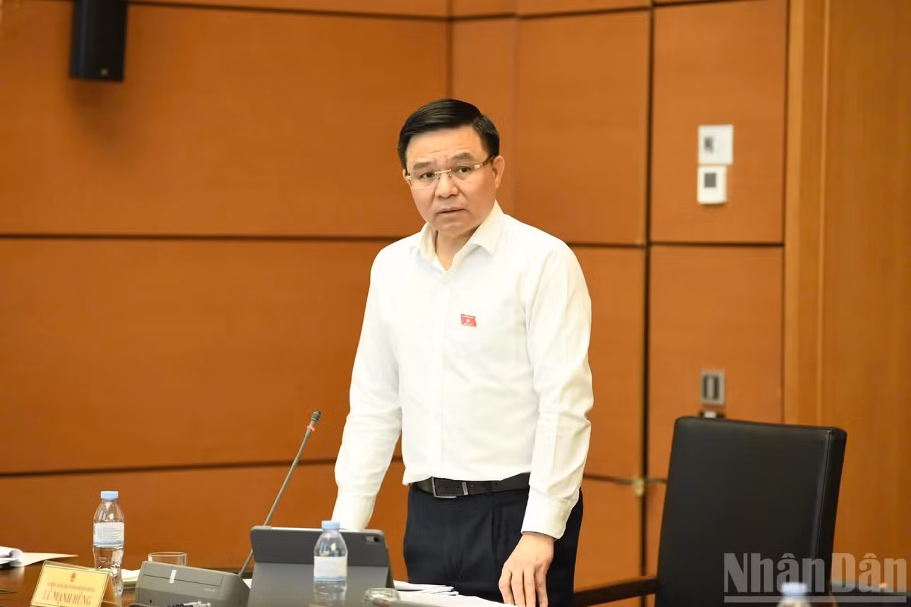 Bộ trưởng Công thương Lê Mạnh Hùng làm rõ một số vấn đề trong phiên thảo luận. (Ảnh: DUY LINH)