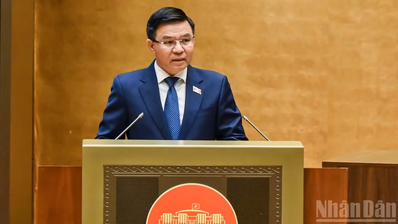 Bộ trưởng Công thương Lê Mạnh Hùng trình bày Tờ trình về dự án Luật sửa đổi, bổ sung một số điều của Luật Điện lực. (Ảnh: DUY LINH)