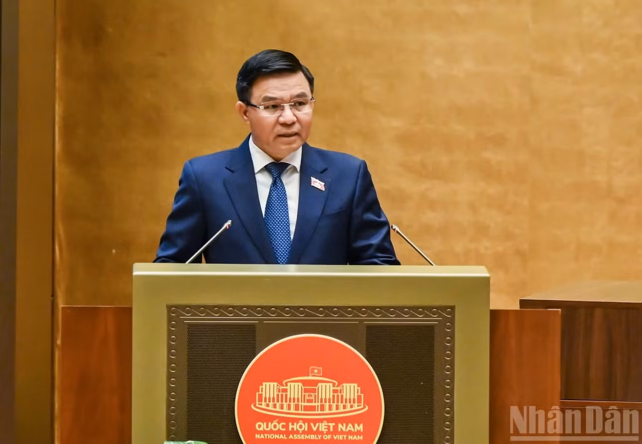 Bộ trưởng Công thương Lê Mạnh Hùng, thừa ủy quyền của Thủ tướng Chính phủ trình bày tờ trình dự án Luật. (Ảnh: DUY LINH)