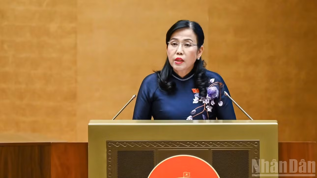 Chủ nhiệm Ủy ban Khoa học, Công nghệ và Môi trường Nguyễn Thanh Hải trình bày Báo cáo thẩm tra về dự án Luật sửa đổi, bổ sung một số điều của Luật Điện lực. (Ảnh: DUY LINH)