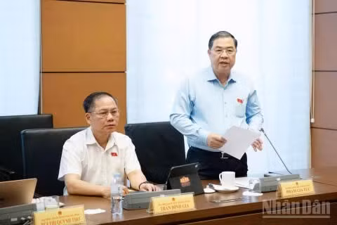 Phó Thủ tướng Thường trực Phạm Gia Túc phát biểu trong phiên thảo luận tại tổ sáng 20/10. (Ảnh: DUY LINH)