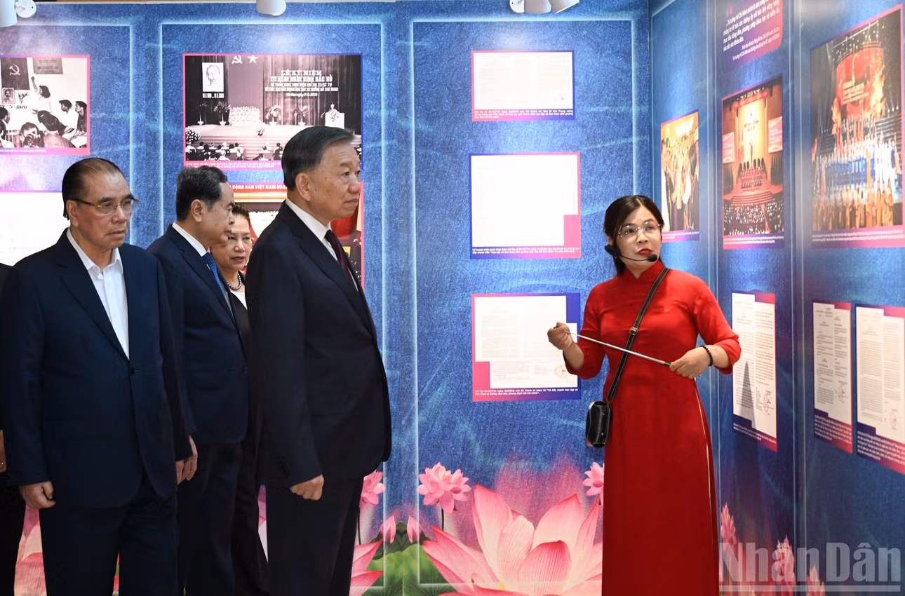 Các đại biểu dự hội nghị tại điểm cầu chính tham quan Triển lãm "Những tấm gương bình dị mà cao quý". (Ảnh: TRẦN HẢI)