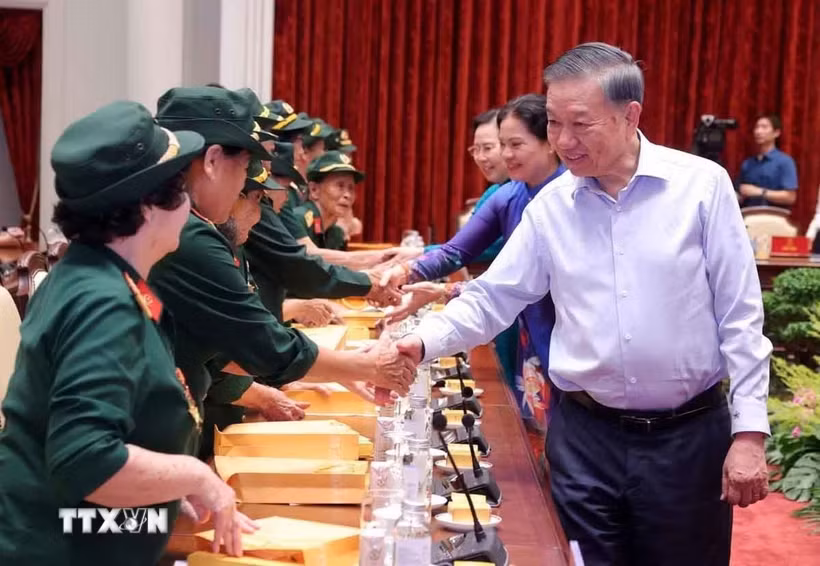Tổng Bí thư, Chủ tịch nước Tô Lâm với đại biểu Đại đội Nữ lái xe Trường Sơn - Ảnh: TTXVN