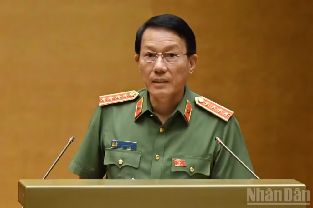 Đại tướng Lương Tam Quang, Bộ trưởng Công an trình bày tóm tắt Tờ trình dự án Bộ luật Hình sự (sửa đổi). (Ảnh: THỦY NGUYÊN)