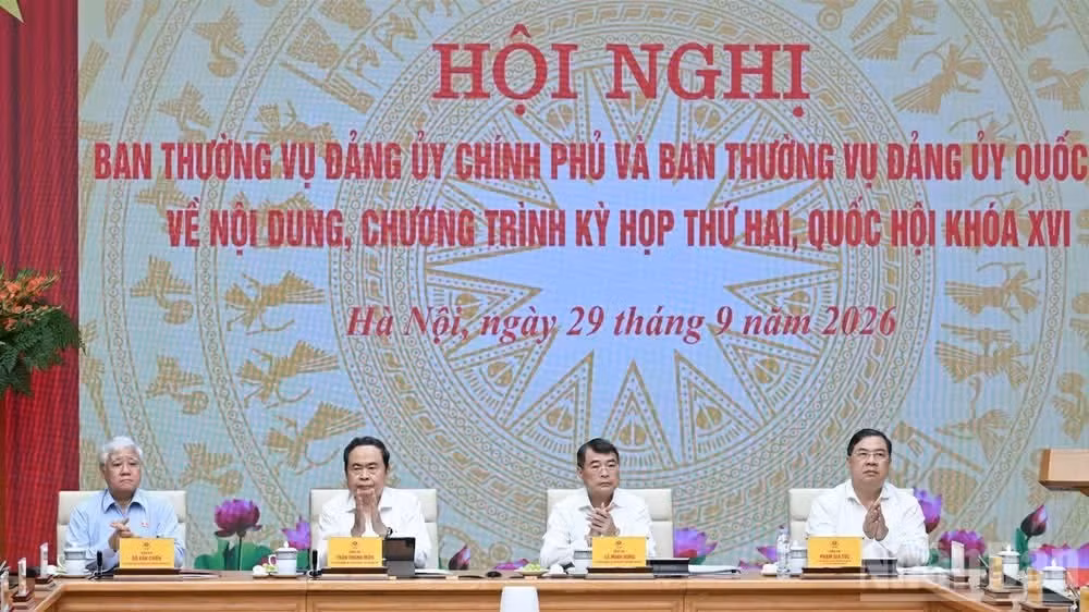 Đồng chí Lê Minh Hưng, Ủy viên Bộ Chính trị, Bí thư Đảng ủy Chính phủ, Thủ tướng Chính phủ và đồng chí Trần Thanh Mẫn, Ủy viên Bộ Chính trị, Bí thư Đảng ủy Quốc hội, Chủ tịch Quốc hội đồng chủ trì hội nghị. (Ảnh: TRẦN HẢI)