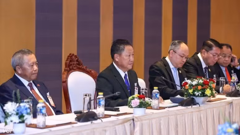 Đồng chí Laopaoxong Navongxay mong Thủ tướng Lê Minh Hưng tiếp tục quan tâm, chỉ đạo, tạo điều kiện thuận lợi để tăng cường hợp tác giữa hai Mặt trận. (Ảnh: chinhphu.vn/Nhật Bắc)