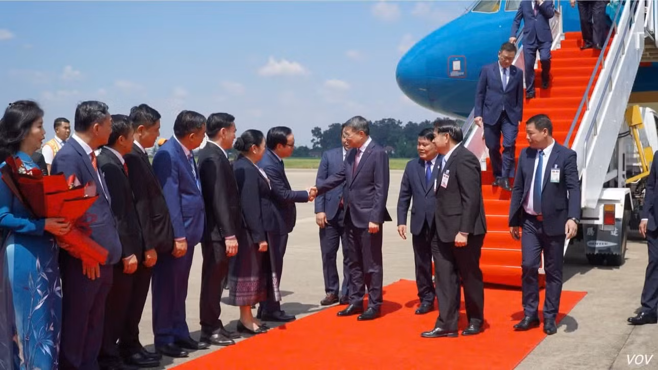 Lãnh đạo một số bộ, ngành của Lào đón Thủ tướng Chính phủ Lê Minh Hưng tại chân cầu thang máy bay. (Ảnh: VOV)