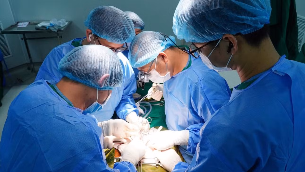 Một ca ghép tạng được thực hiện tại Bệnh viện đa khoa Xanh Pôn. (Ảnh: THU TRANG)