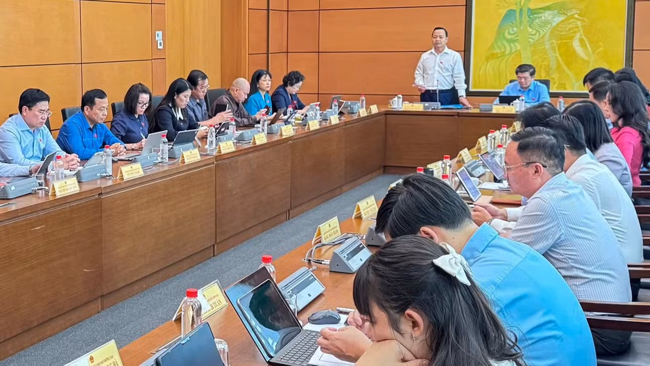 Các đại biểu Quốc hội thảo luận tại tổ. (Ảnh: DUY LINH)