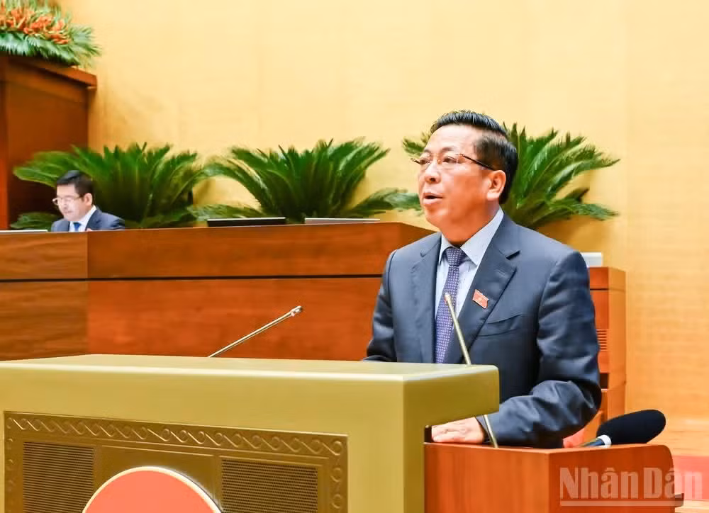 Bộ trưởng Xây dựng Trần Hồng Minh trình bày báo cáo giải trình, tiếp thu, chỉnh lý dự thảo Nghị quyết trước khi Quốc hội biểu quyết thông qua. (Ảnh: DUY LINH)
