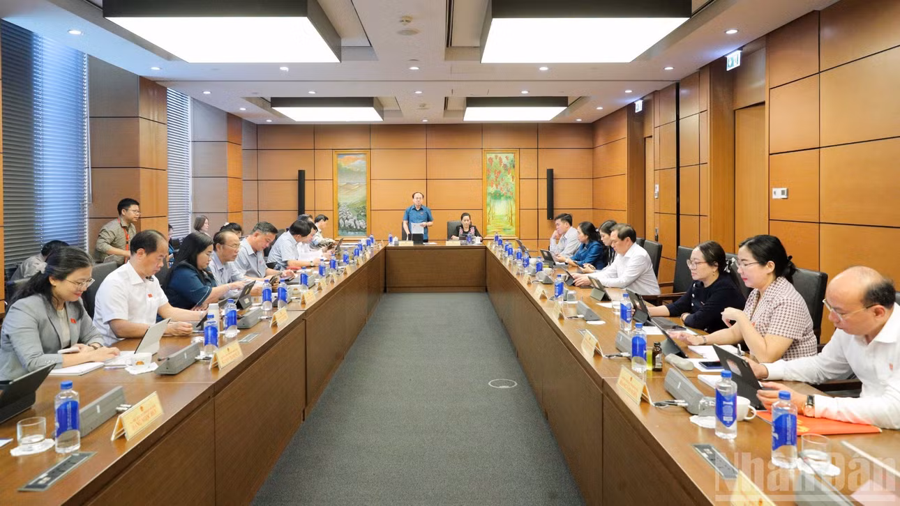 Đại biểu Quốc hội thảo luận tại tổ về dự thảo Luật Xử phạt vi phạm hành chính (sửa đổi). (Ảnh: THỦY NGUYÊN)