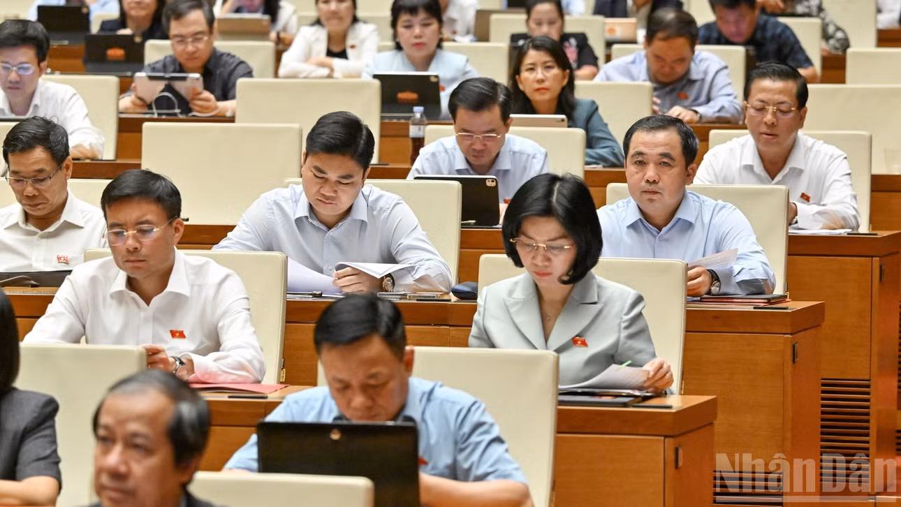 Quốc hội làm việc tại hội trường, nghe Tờ trình và Báo cáo thẩm tra dự án Luật Xử lý vi phạm hành chính (sửa đổi). (Ảnh: THỦY NGUYÊN)