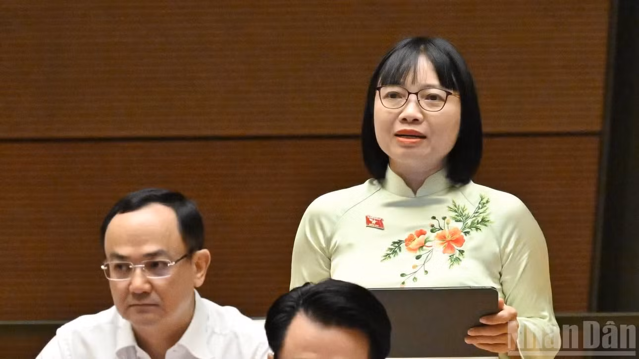 Đại biểu Nguyễn Thị Việt Nga, Phó trưởng Đoàn đại biểu Quốc hội chuyên trách thành phố Hải Phòng phát biểu tại hội trường. (Ảnh: THỦY NGUYÊN)