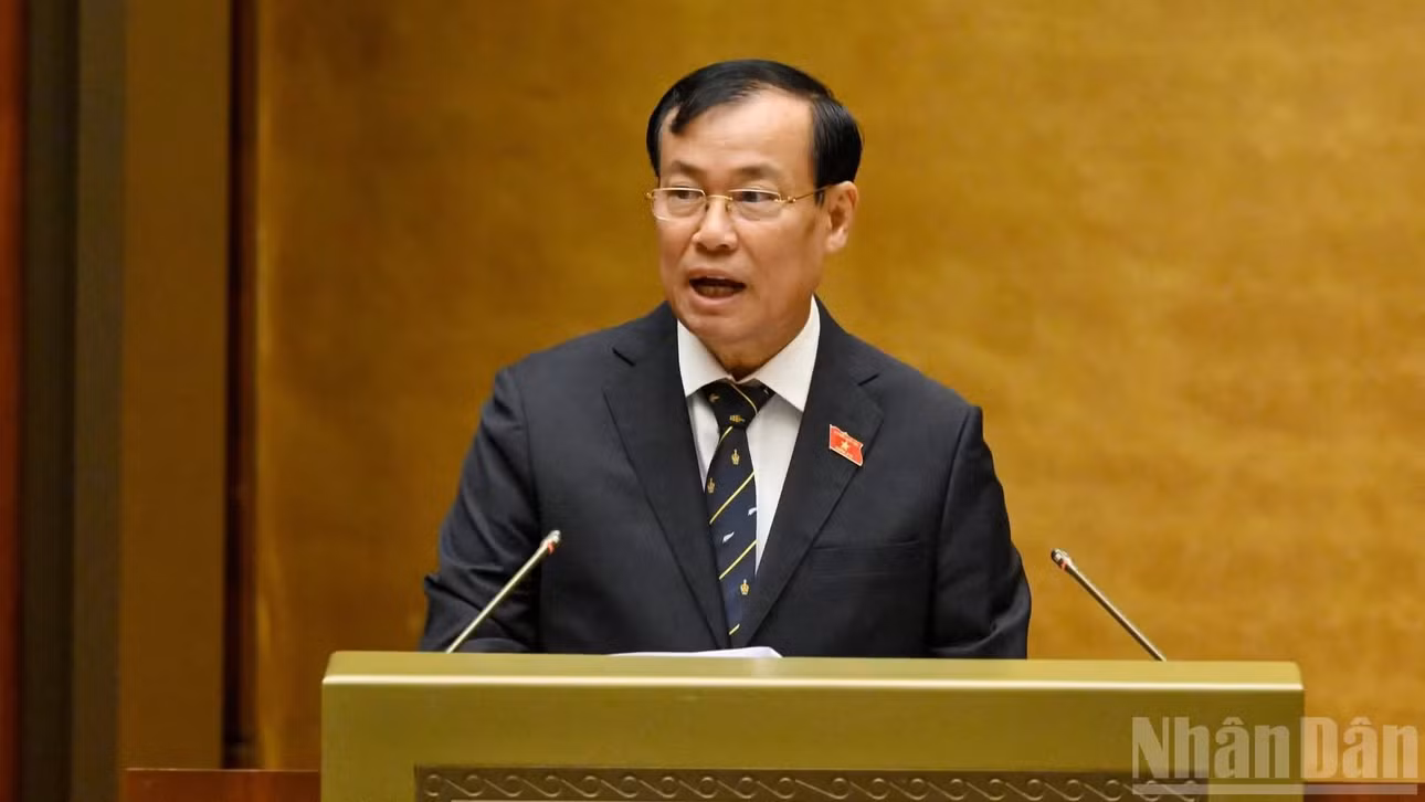 Chủ nhiệm Ủy ban Quốc phòng, An ninh và Đối ngoại của Quốc hội Lê Tấn Tới trình bày Báo cáo thẩm tra dự án Luật Định danh và xác thực điện tử. (Ảnh: THỦY NGUYÊN)