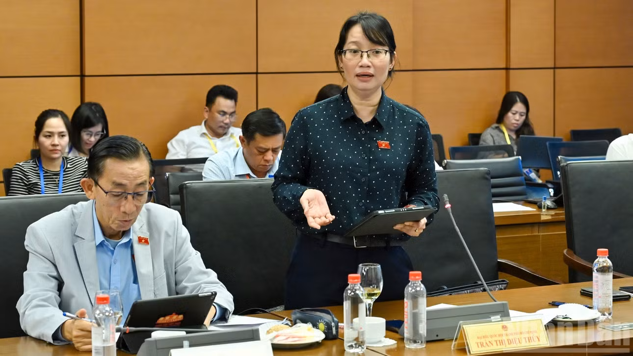 Đại biểu Trần Thị Diệu Thúy (Đoàn Thành phố Hồ Chí Minh) phát biểu tại tổ. (Ảnh: THỦY NGUYÊN)