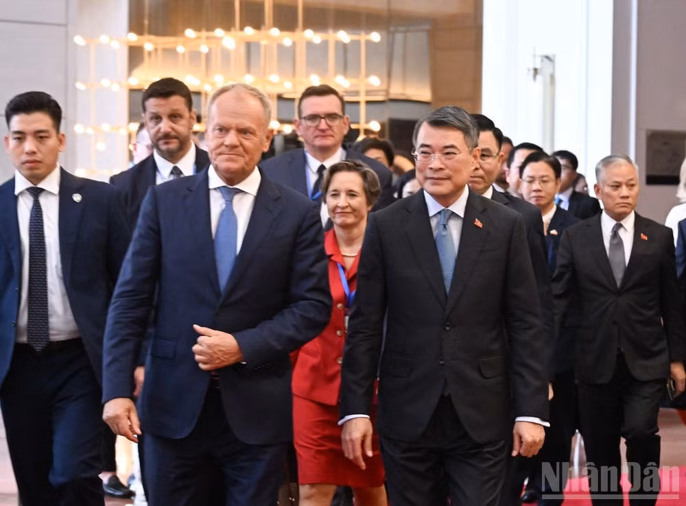 Thủ tướng Chính phủ Lê Minh Hưng và Thủ tướng Ba Lan Donald Tusk tới dự Hội nghị bàn tròn doanh nghiệp Việt Nam-Ba Lan. (Ảnh: TRẦN HẢI)