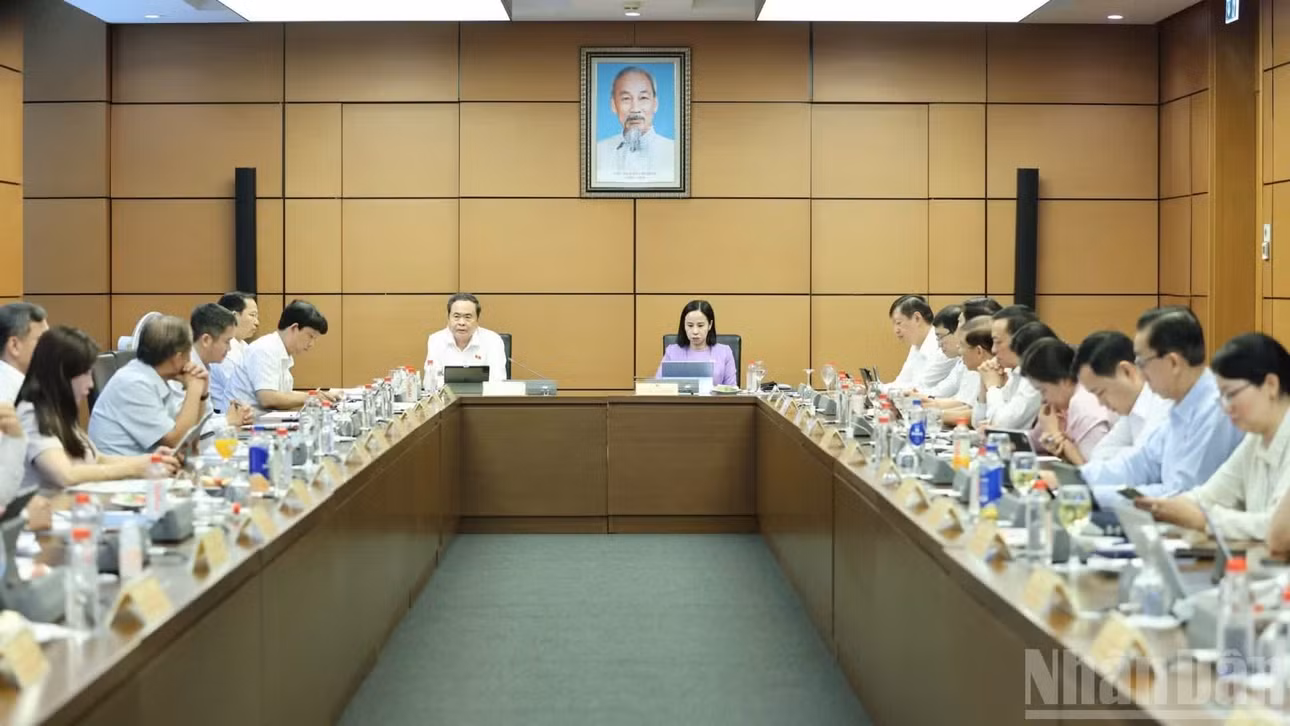 Quốc hội thảo luận tại Tổ. (Ảnh: DUY LINH)