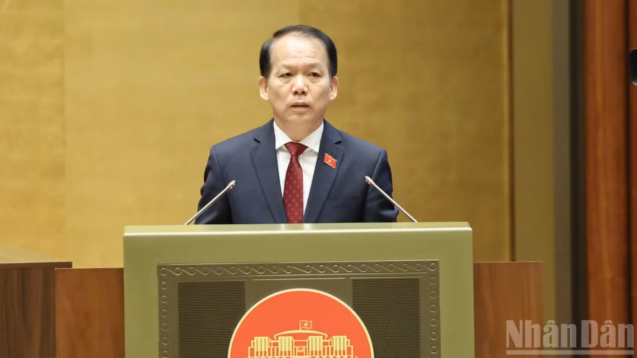 Thừa ủy quyền của Thủ tướng, Bộ trưởng Tư pháp Hoàng Thanh Tùng trình bày Tờ trình dự án Luật Kinh doanh bất động sản (sửa đổi). (Ảnh: DUY LINH)