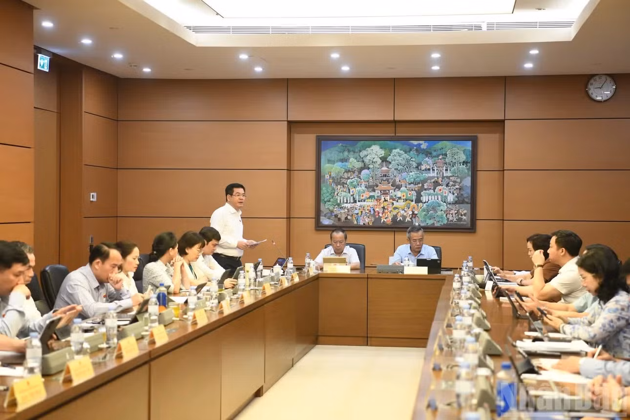 Quang cảnh thảo luận ở Tổ 13. (Ảnh: DUY LINH)