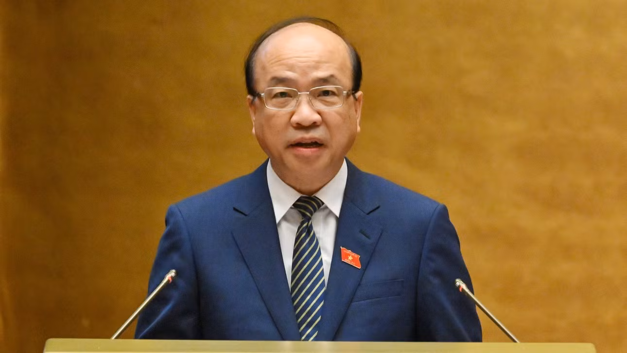 Chủ nhiệm Ủy ban Pháp luật và Tư pháp của Quốc hội Phan Chí Hiếu trình bày Báo cáo thẩm tra dự án Luật Xử lý vi phạm hành chính (sửa đổi). (Ảnh: THỦY NGUYÊN)