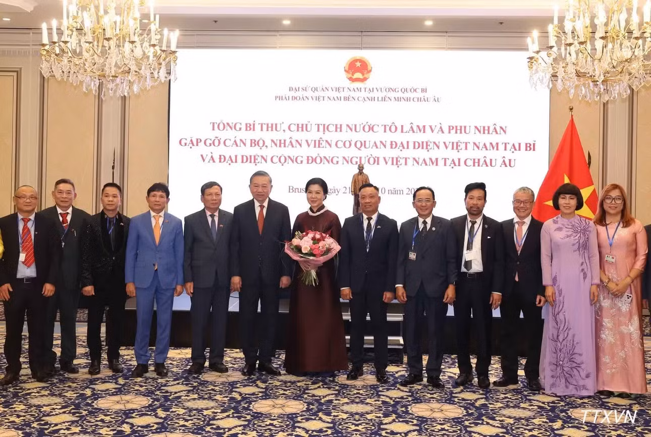 Tổng Bí thư, Chủ tịch nước Tô Lâm và Phu nhân Ngô Phương Ly chụp ảnh chung với đại diện cộng đồng người Việt Nam tại châu Âu. (Ảnh: TTXVN)