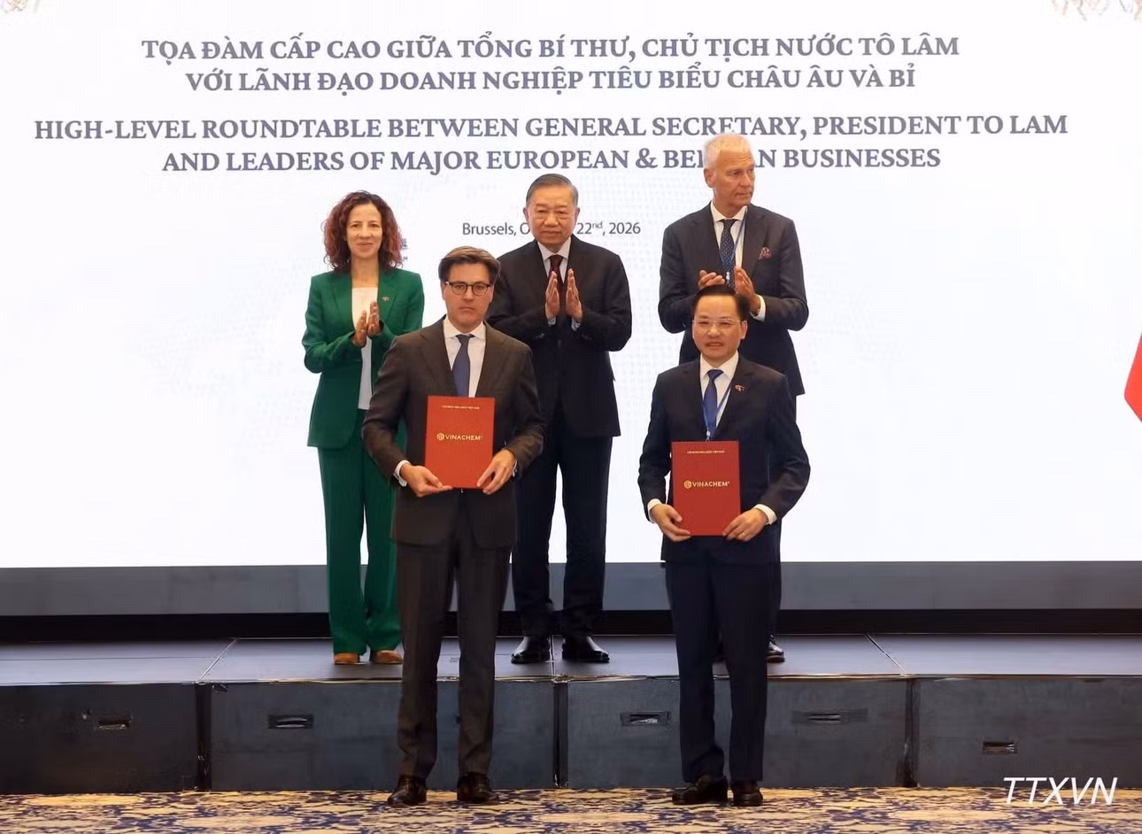 Tổng Bí thư, Chủ tịch nước Tô Lâm chứng kiến trao thỏa thuận hợp tác giữa các doanh nghiệp. (Ảnh: TTXVN)