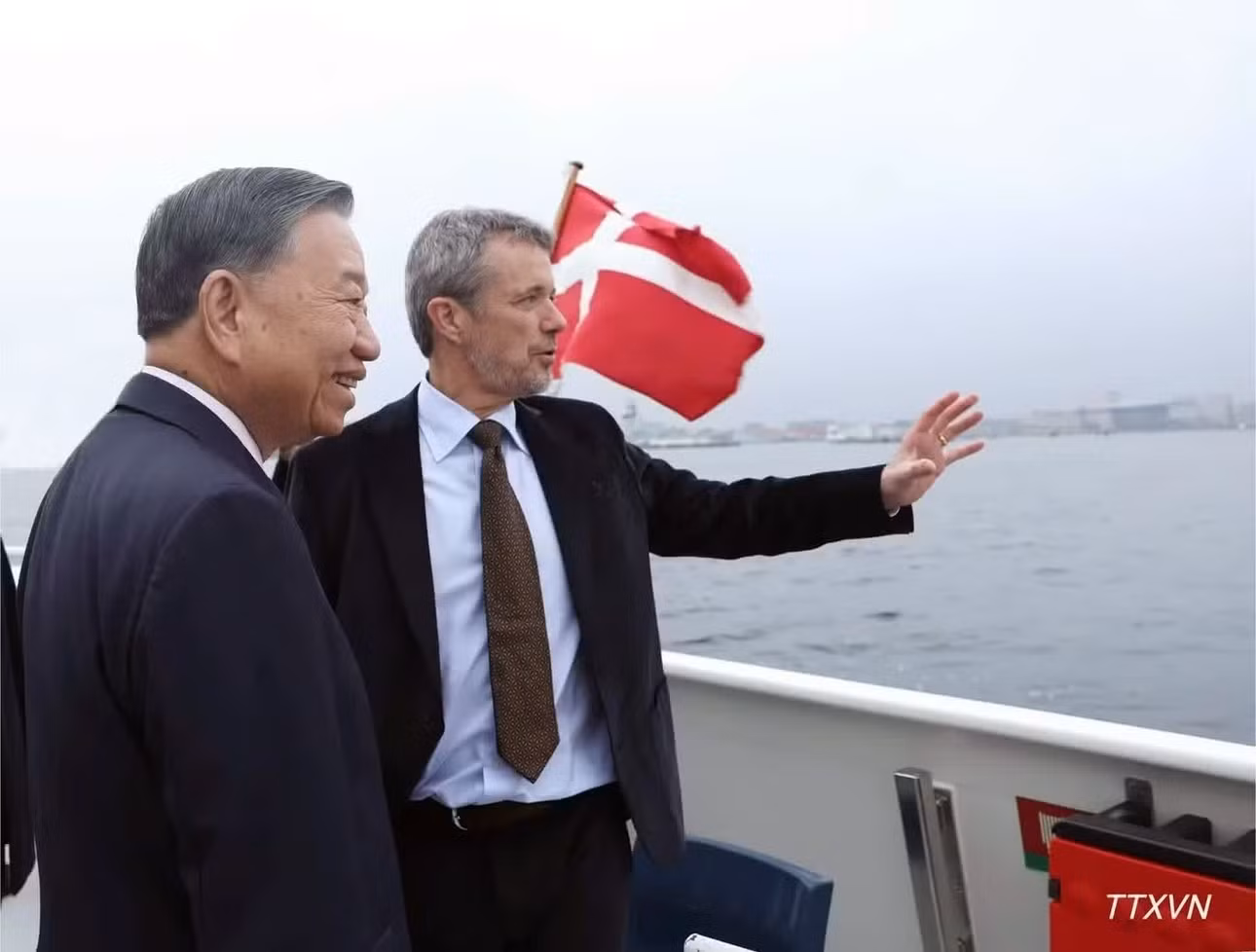 Nhà vua Đan Mạch Frederik X giới thiệu với Tổng Bí thư, Chủ tịch nước Tô Lâm về dự án đảo nhân tạo Lynetteholm trong hành trình trên tàu ra thăm đảo. (Ảnh: TTXVN)
