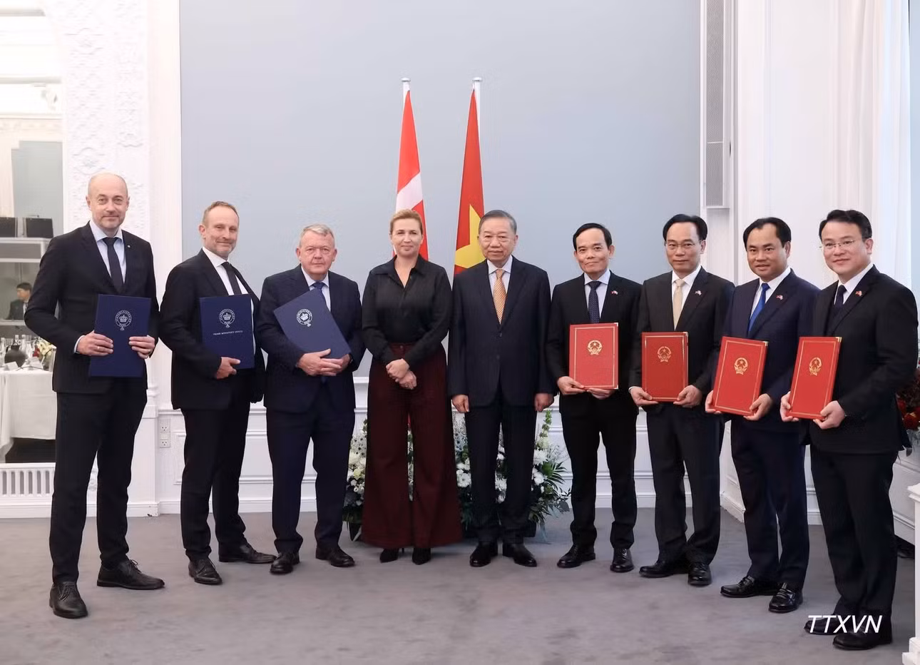 Tổng Bí thư, Chủ tịch nước Tô Lâm và Thủ tướng Đan Mạch Mette Frederiksen chứng kiến lễ trao các văn kiện hợp tác giữa các bộ, ngành, cơ quan và doanh nghiệp hai nước. (Ảnh: Thống Nhất - TTXVN)