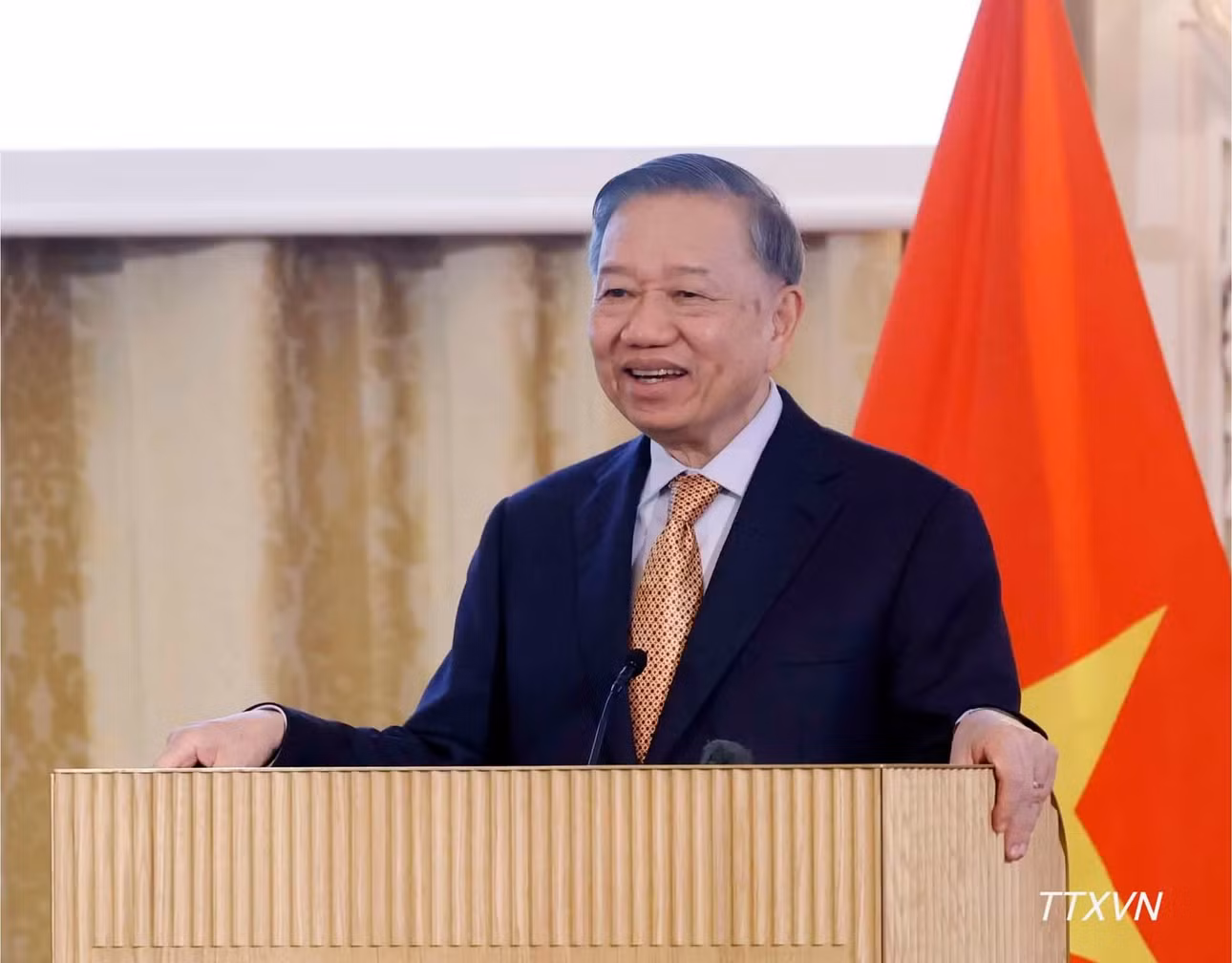 Tổng Bí thư, Chủ tịch nước Tô Lâm nói chuyện thân mật với cán bộ, nhân viên Đại sứ quán Việt Nam tại Đan Mạch và cộng đồng người Việt Nam tại Đan Mạch, Iceland và Nam Thuỵ Điển. (Ảnh: TTXVN)